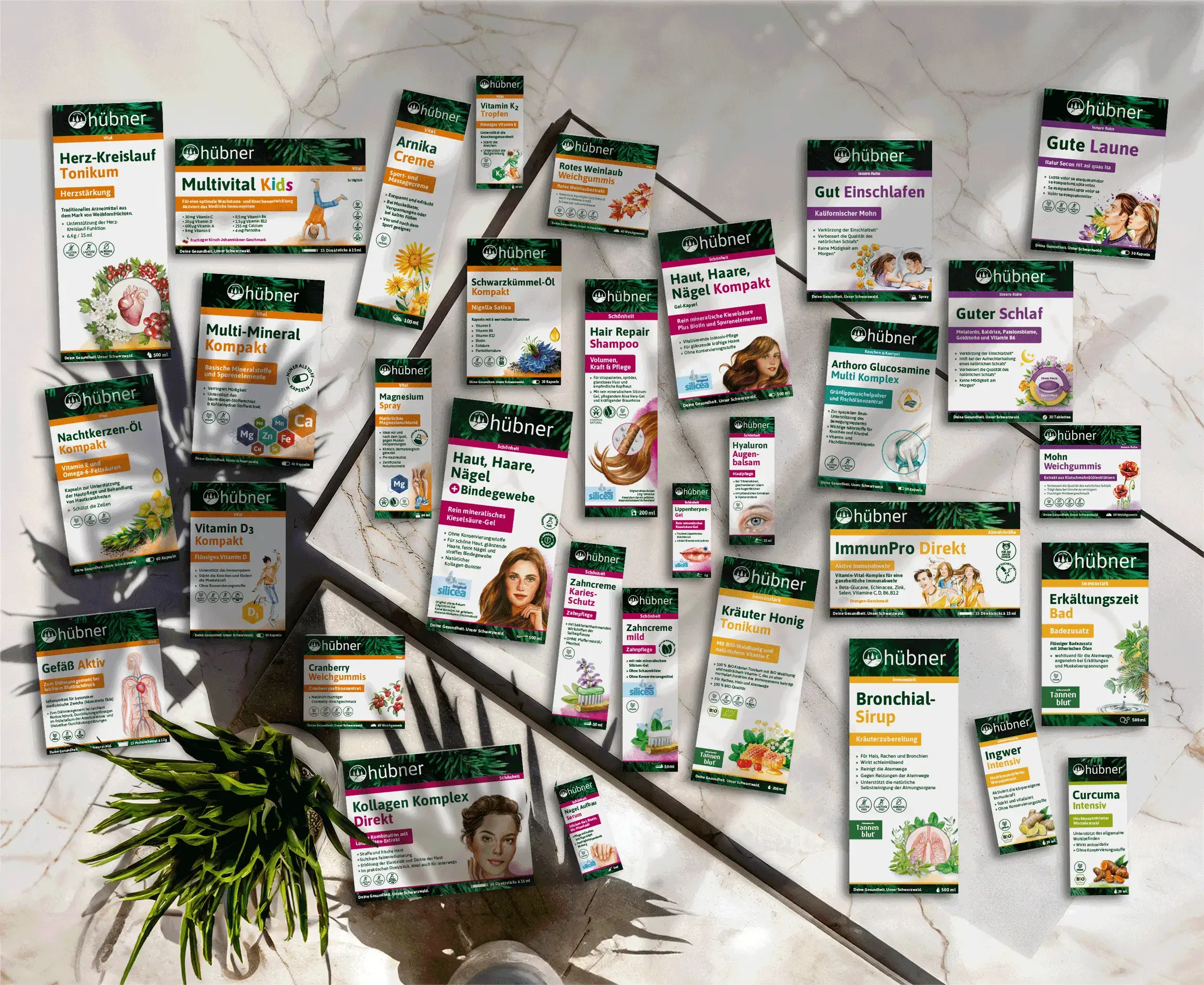 Hübner Naturarzneimittel Produktdesign Hübner Naturarzneimittel Produktdesign. Die umfangreiche neugestaltete Produktrange von als Laydown auf einer hellen Marmorfläche. Mit belebten Licht und schatten spiel