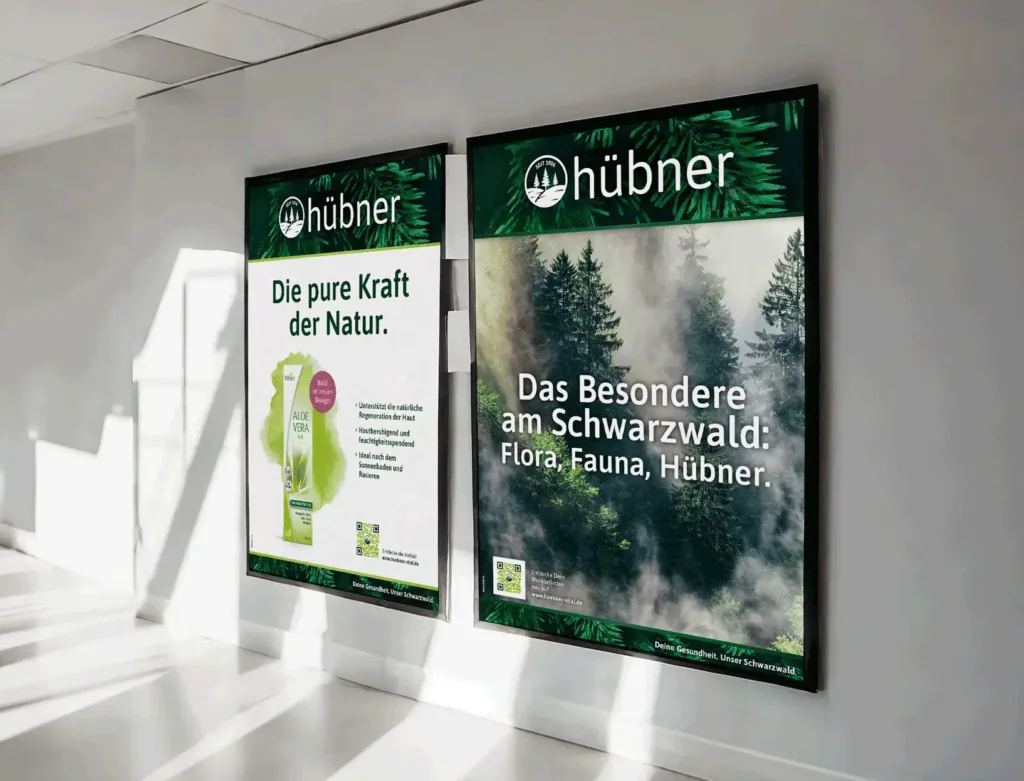 Huebner_plakate Re Design der Markenkommunikation von Hübner Naturarzneimittel. Plakate für eine Out of Home Kampagne. Zwei Plakate im selben Design wie das Produktdesign. Ein Plakat mit der Abbildung einer hoch wirksamen Aloe Vera Cream mit natürlichen Inhaltsstoffen von Hübner mit der Headline: Die Pure Kraft der Natur. Dabenen ein Plakat mit einem schönen von Sonne und Nebel durchfluteten Nadelwald. Mit der Überschrift: Das Besondere am Schwarzwald: Flora Fauna Hübner