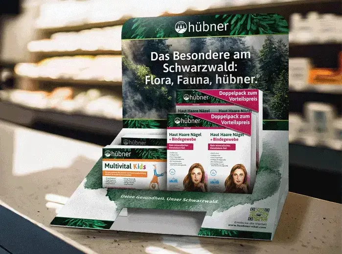 Hübner Nachhaltiger Thekenaufsteller Hübner Naturarzneimittel am POS. Ein Thekenaufsteller in einer Drogerie aus Recycling Material.