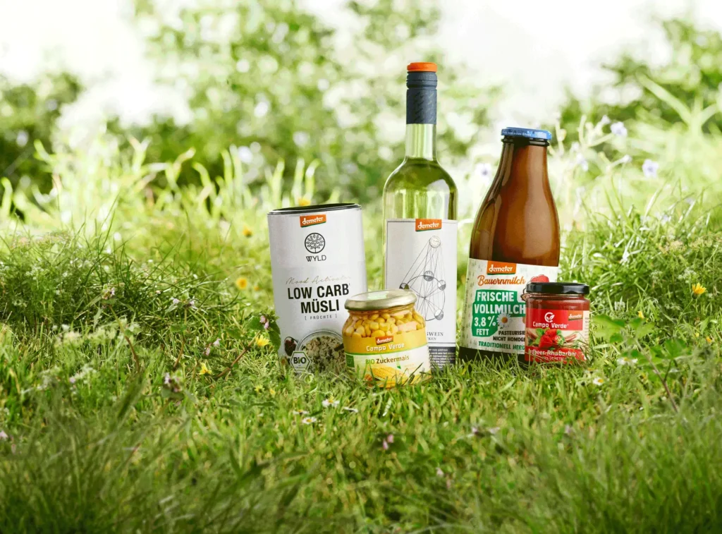 Unterschiedliche Demeter Produkte stehen auf einen grünen gesunden und Artenreichen Wiese