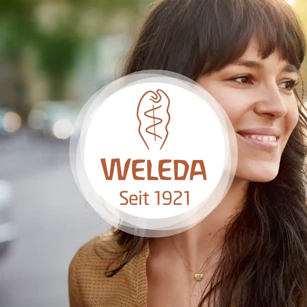 Ein Weleda Logo vor einem Bild einer jungen lächelnden selbstbewussten Frau